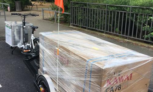 Transport d'une palette sur une remorque et un vélo cargo