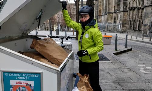 Livraison de pains en vélo cargo et remorque à Clermont-Ferrand